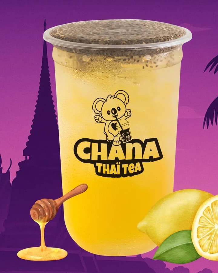 Thé glacé citron miel avec graines de chia, servi dans un gobelet transparent.