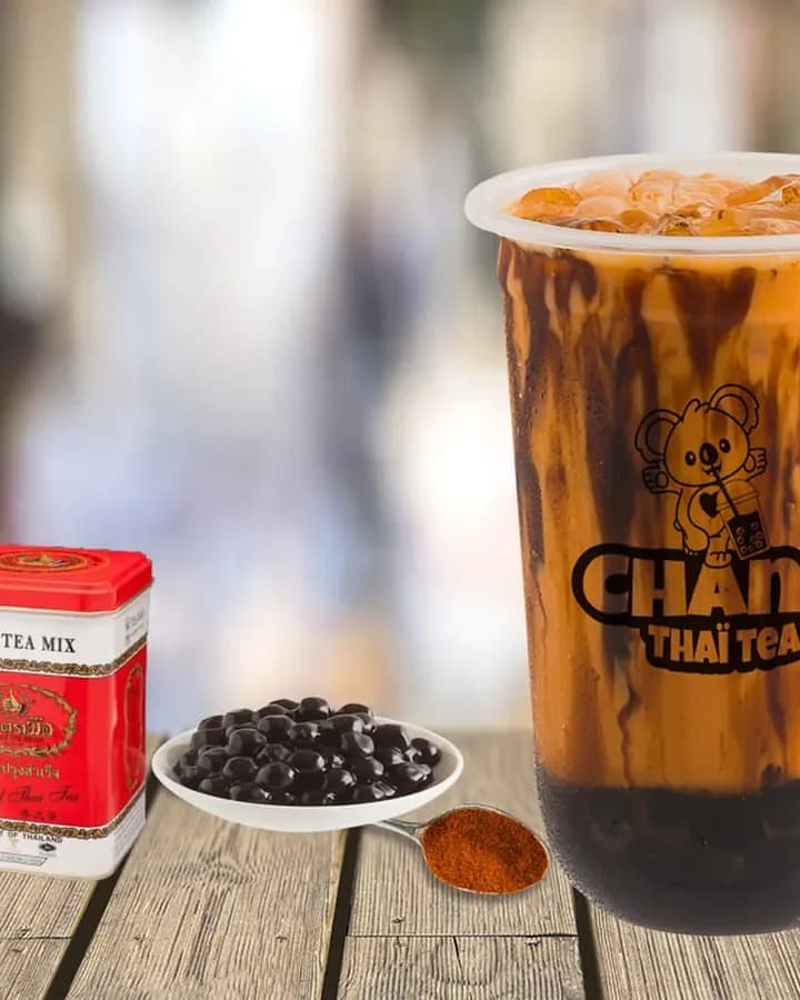 Bubble tea thaï sucre brun avec la boîte de thé thaï et les perles de tapioca