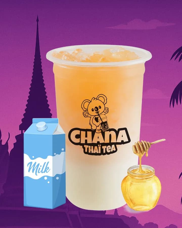 Thé au lait au miel avec perles de tapioca, servi frais dans un gobelet transparent