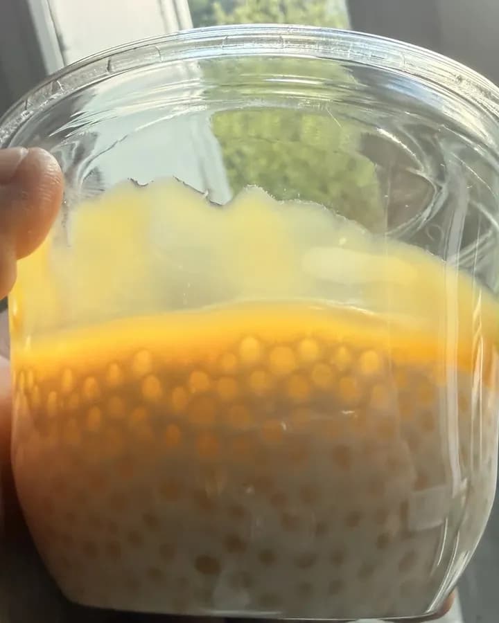 Un bubble tea à la main, prêt à être dégusté pendant une fête