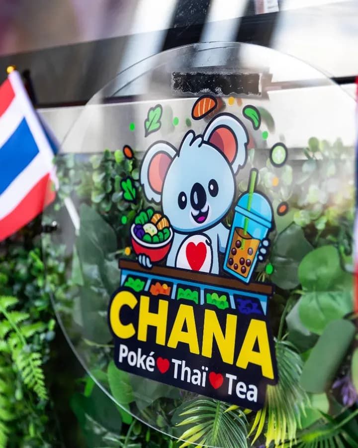 Préparation des boissons au bar Chana Thai Tea pendant un événement