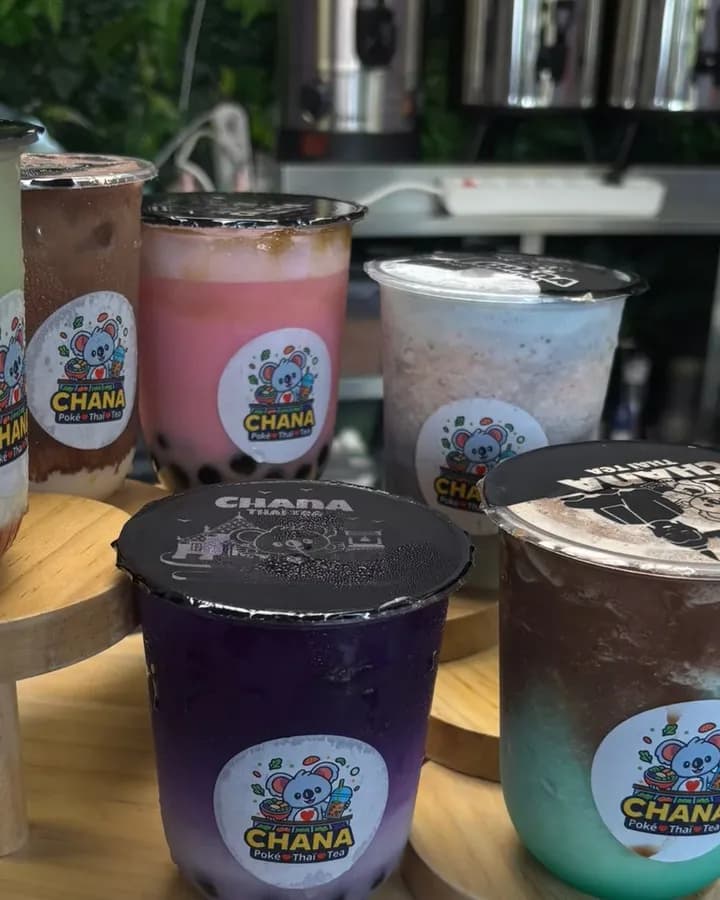 Trio de bubble teas colorés préparés par Chana Thai Tea pour une réception