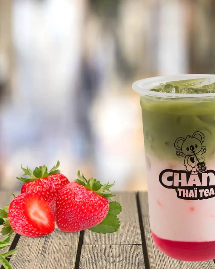 Latte matcha fraise aux couleurs pastel, parfait pour une baby shower
